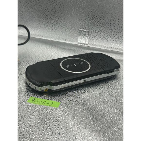 Black psp 3000 w/charger & new battery - Picture 8 of 9